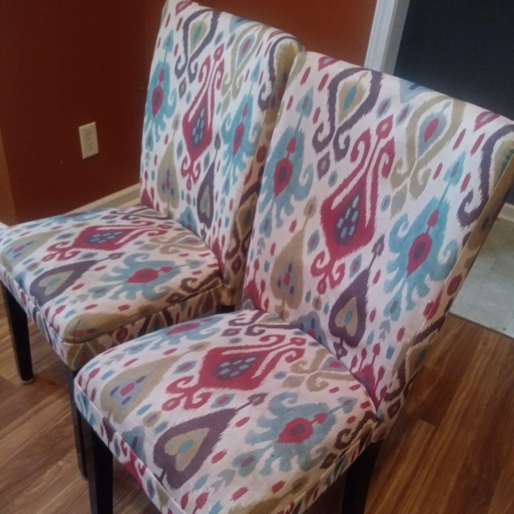 Set of 2 multicolored accent chairs.